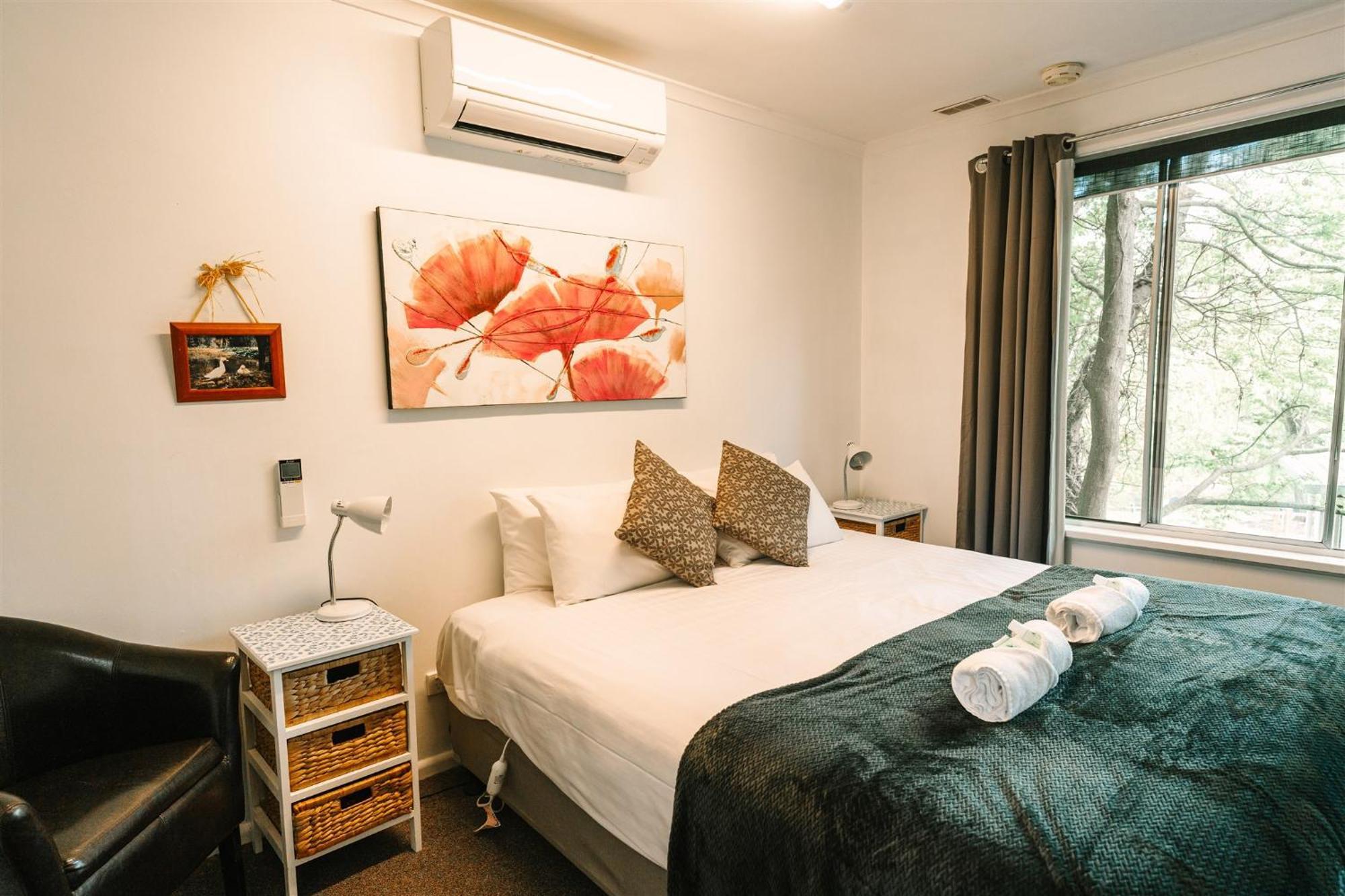Alpine Riverside Cottages Porepunkah Exterior photo