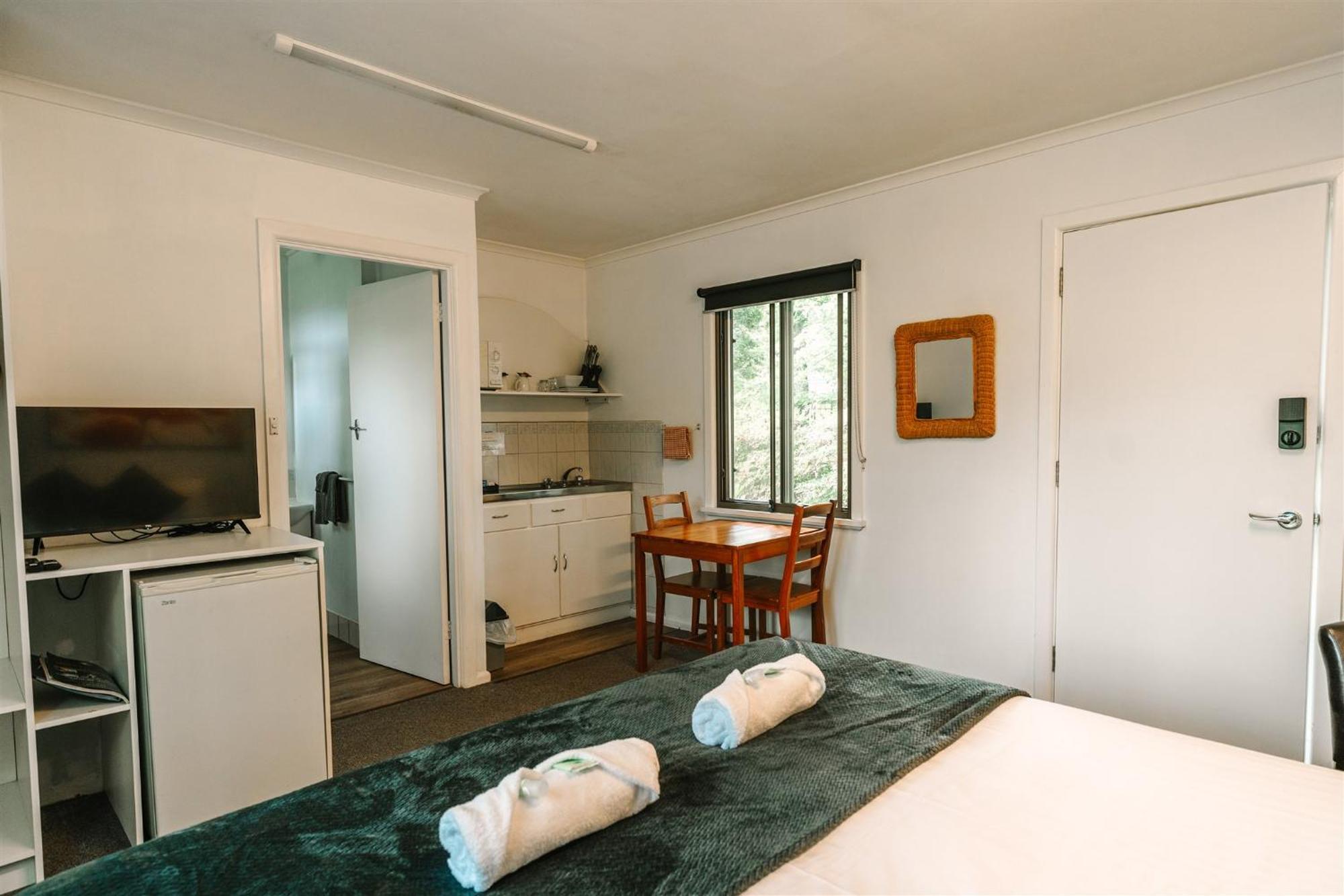 Alpine Riverside Cottages Porepunkah Exterior photo